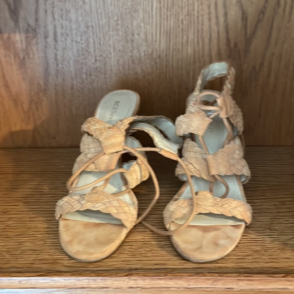 Summery bcbg sandal perfect for any summer event - Picture 2 of 2